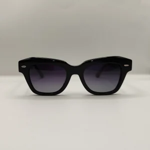 Zarah Carter 882232 C01