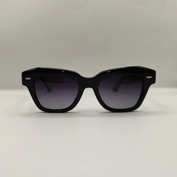 Zarah Carter 882232 C01