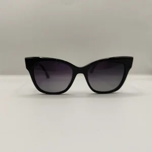 Zarah Carter 882251 C01