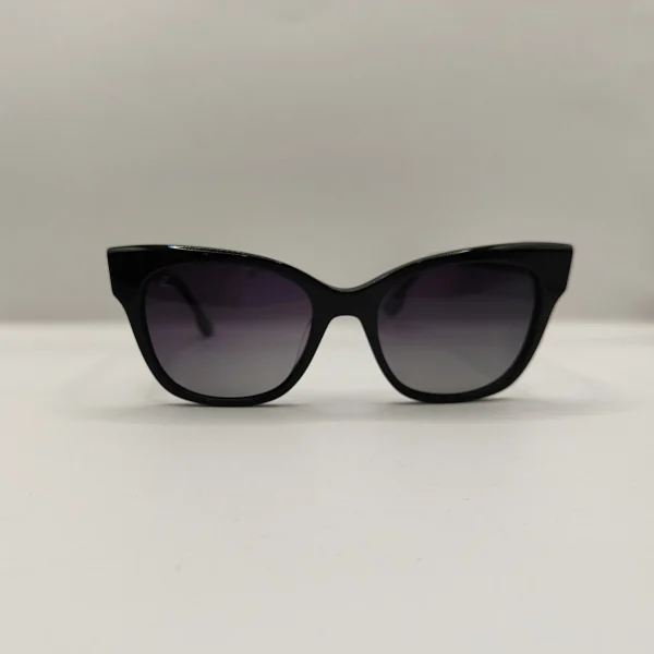 Zarah Carter 882251 C01